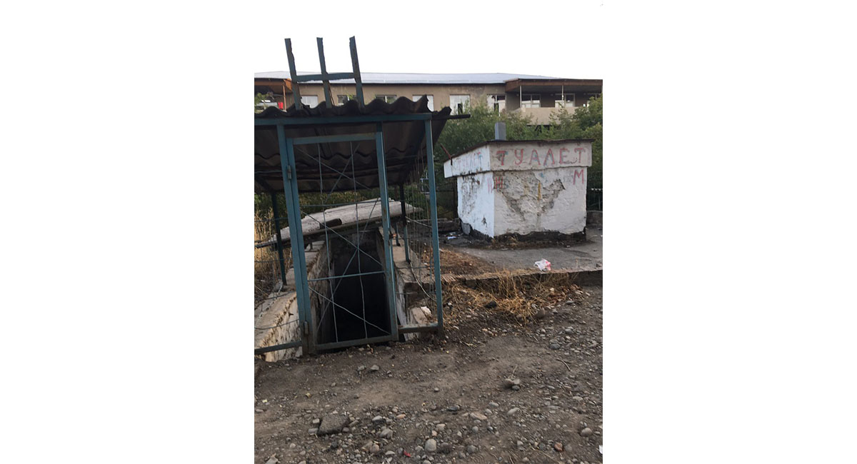 Общественный туалет возле Нацгоспиталя не работает и выглядит ужасно ...