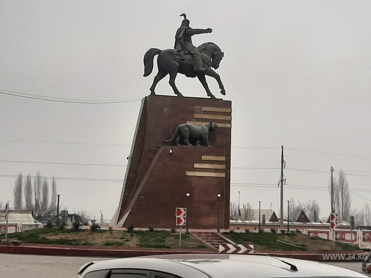 Памятник Манасу в Астане. Очень похожий монумент уже есть в Кызыл-Кие