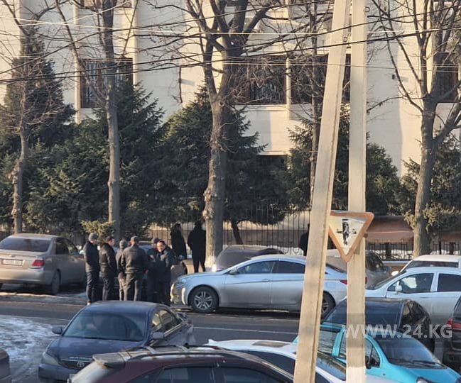 В городе Ош в здание местного управления ГКНБ ворвался спецназ