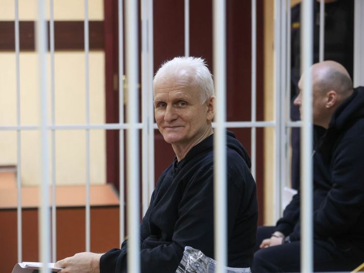 Суд Беларуси приговорил нобелевского лауреата Алеся Беляцкого к 10 годам колонии