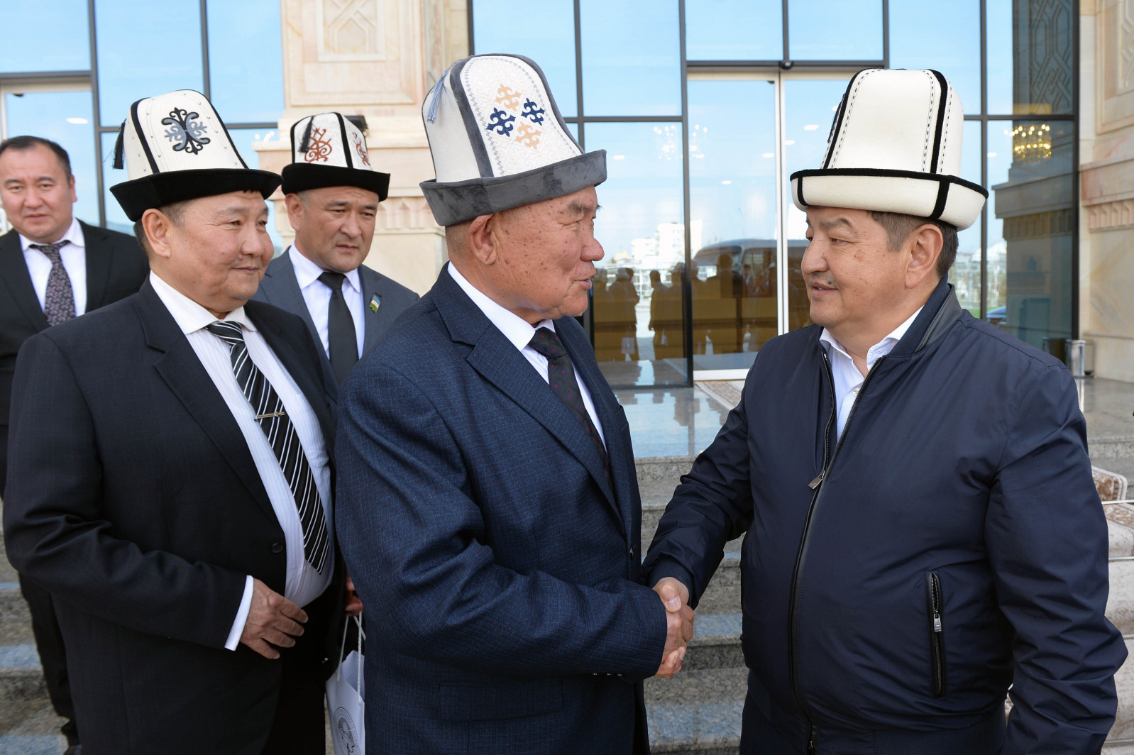 Глава кабмина встретился с этническими кыргызами в Узбекистане