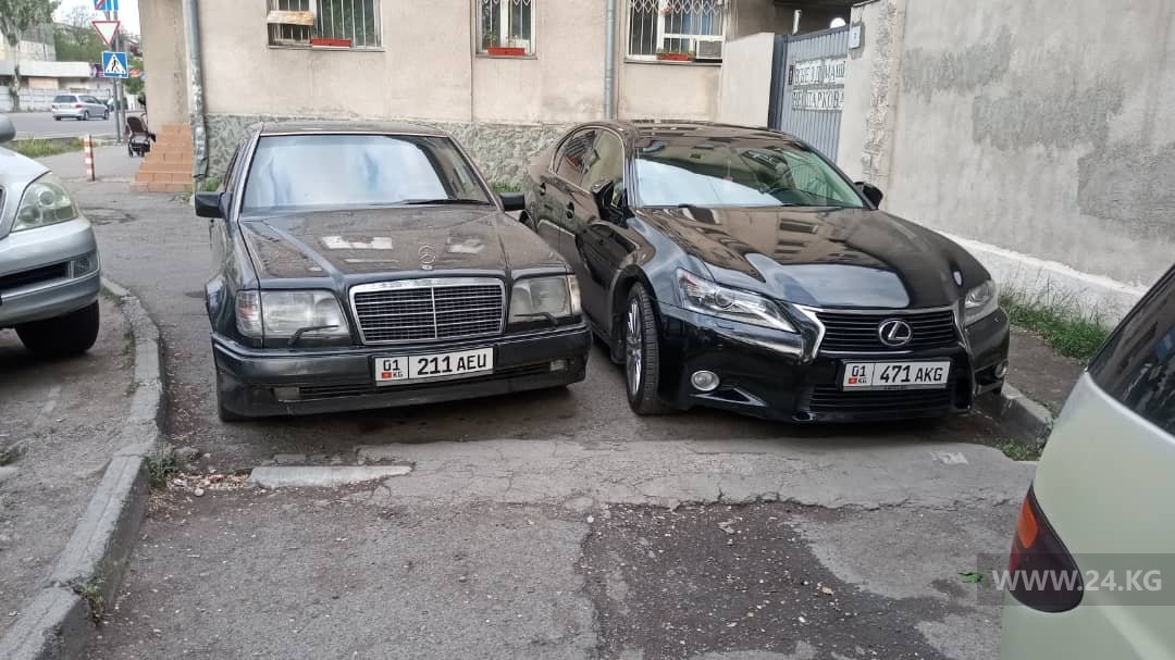 Чудаки парковки. На проспекте Жибек Жолу в Бишкеке стоянку устроили на газоне