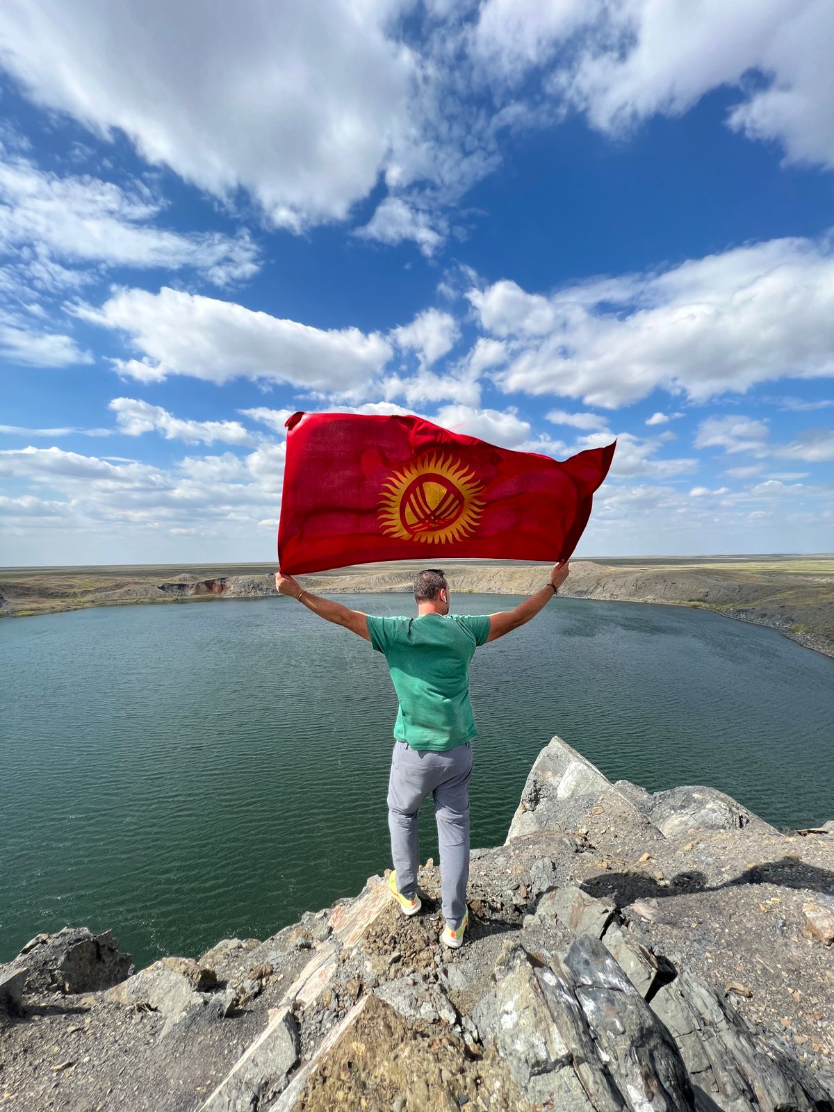 Не так флаг держать надо! В соцсетях раскритиковали тревел-блогера Пашу  Глобуса - | 24.KG