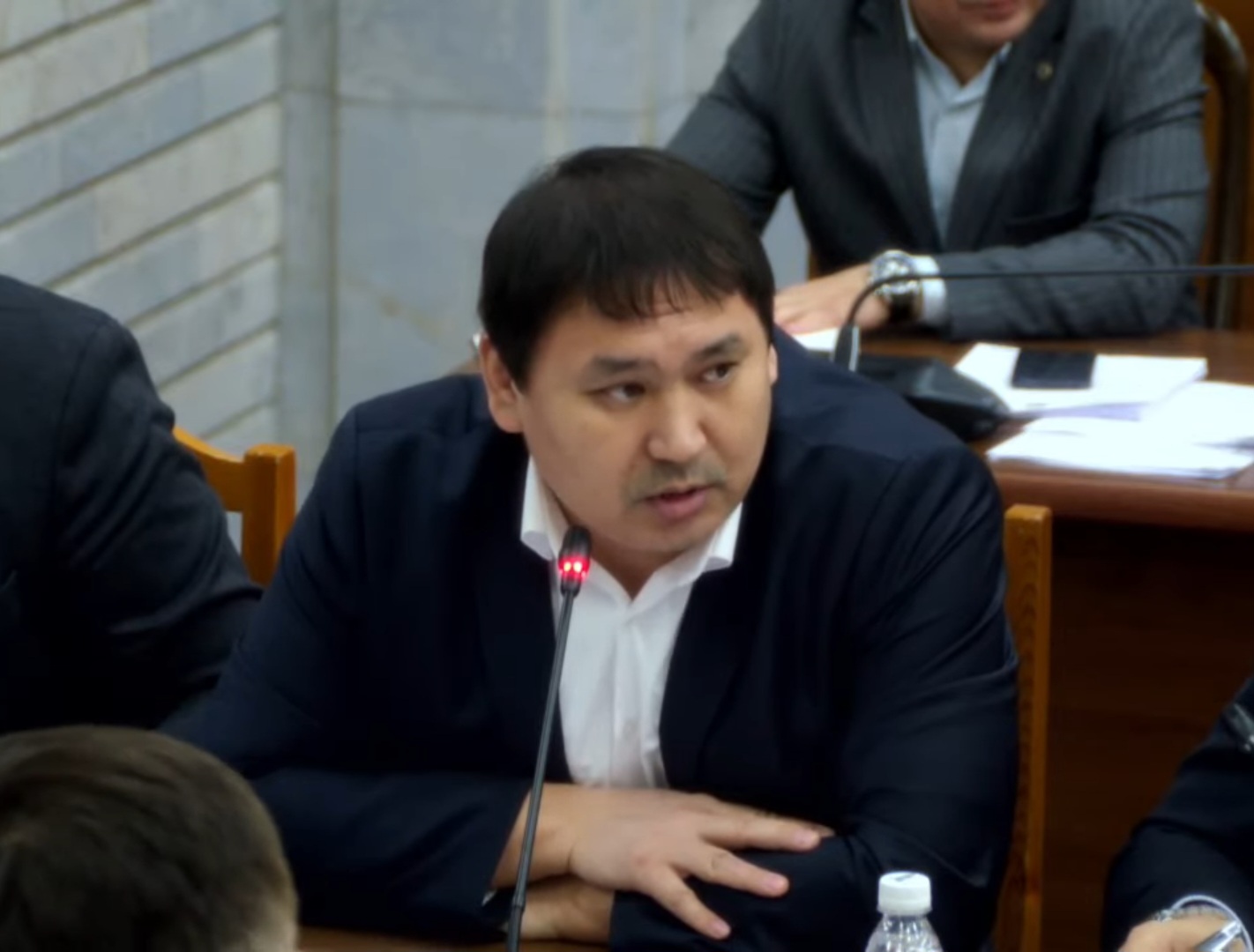 Депутат недоволен, что замдиректора "Газпром Кыргызстан" игнорирует его