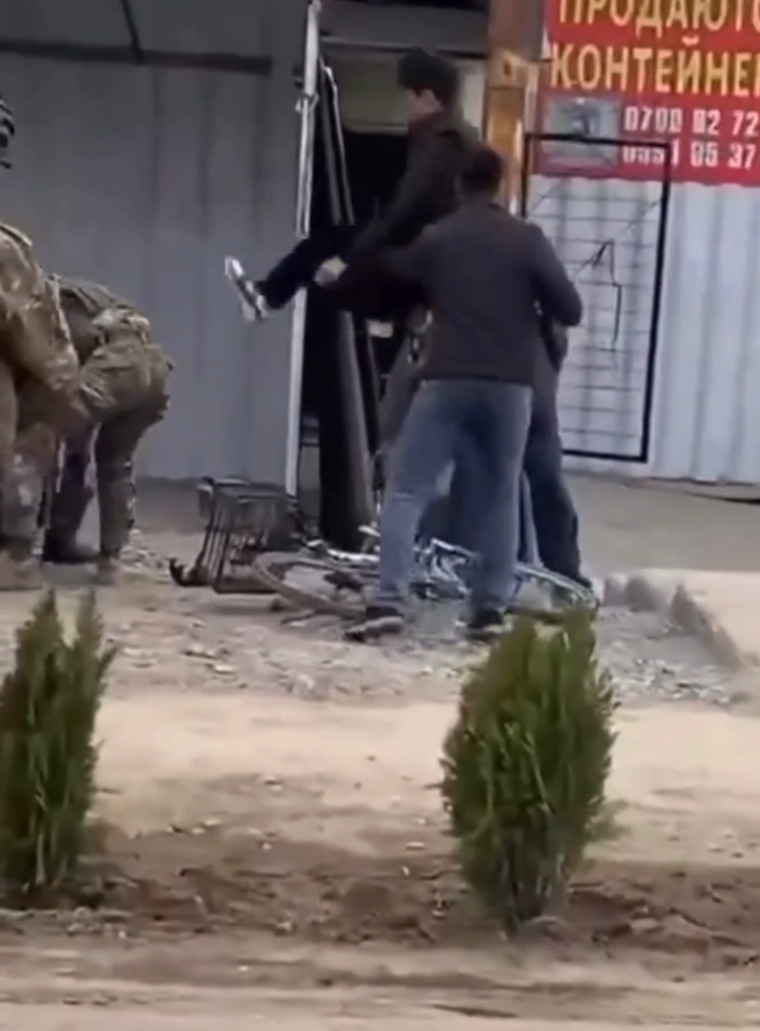 В Кочкор-Ате парень с разбега прыгнул в толпу спецназовцев, избивавших его отца