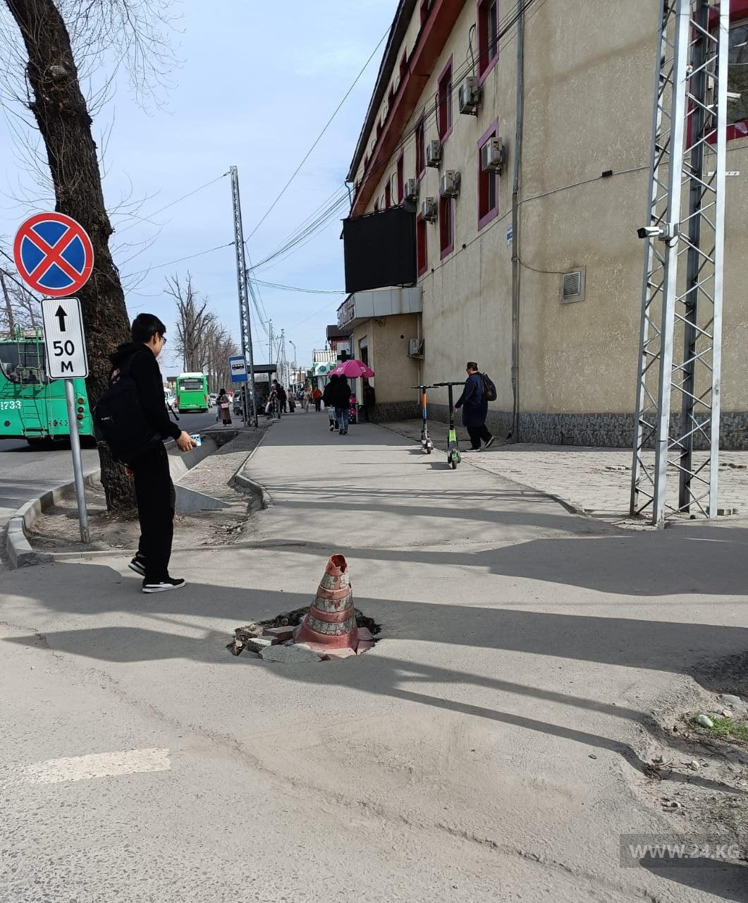 Вместо ремонта на яму на тротуаре в Бишкеке поставили красный конус