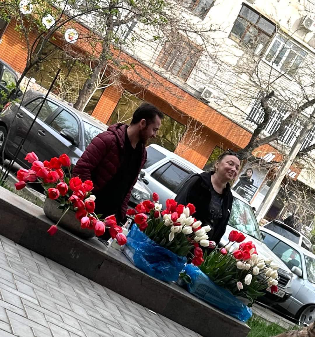 В Бишкеке задержали граждан, торгующих украденными с клумб тюльпанами