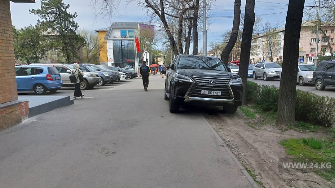 Чудаки парковки. Бишкекчане просят отгородить от машин все тротуары