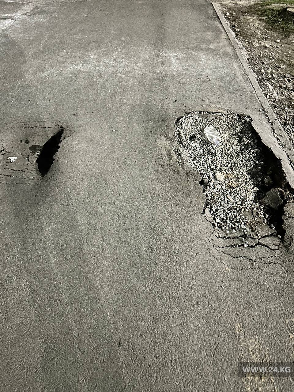 Халатность. Новый тротуар на улице Горького в Бишкеке уже проваливается
