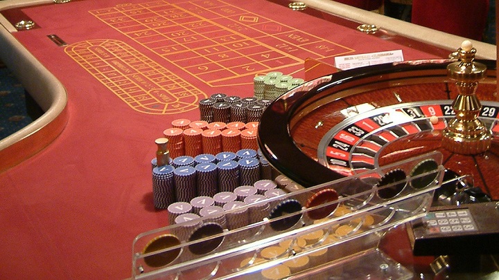 Депутат заявил, что в одной из кофеен Бишкека работает подпольное казино