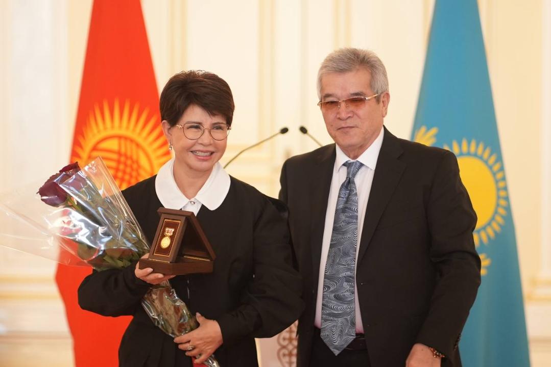 Певица Роза Рымбаева получила звание народного артиста Кыргызской Республики