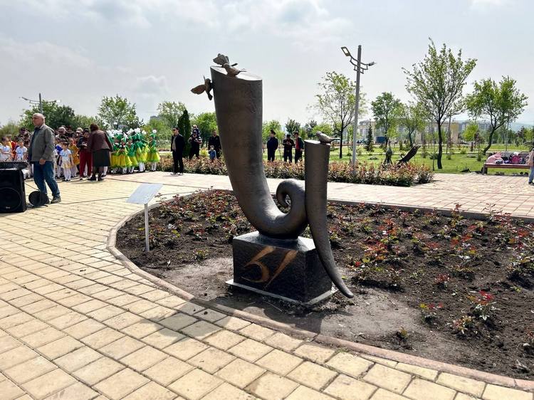 Памятник букве Ы появился в Бишкеке