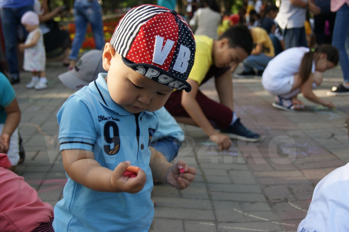 Дети киргизов. Младенцы киргизов. Воспитание детей Киргизия. Киргизский малыш. Дети Киргизии АТ.