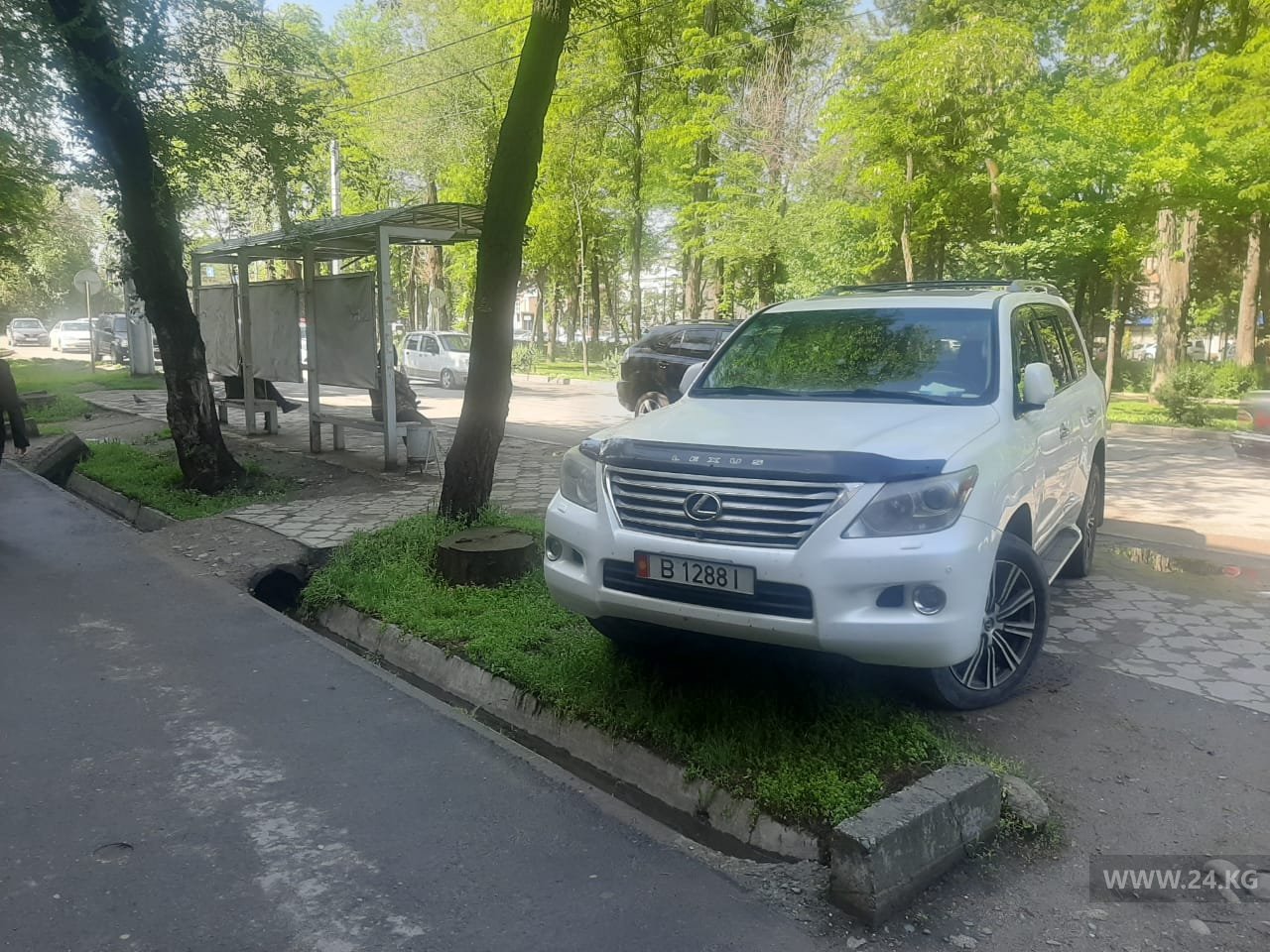 Чудаки парковки. Некоторые водители думают, что можно заехать на тротуар -  | 24.KG