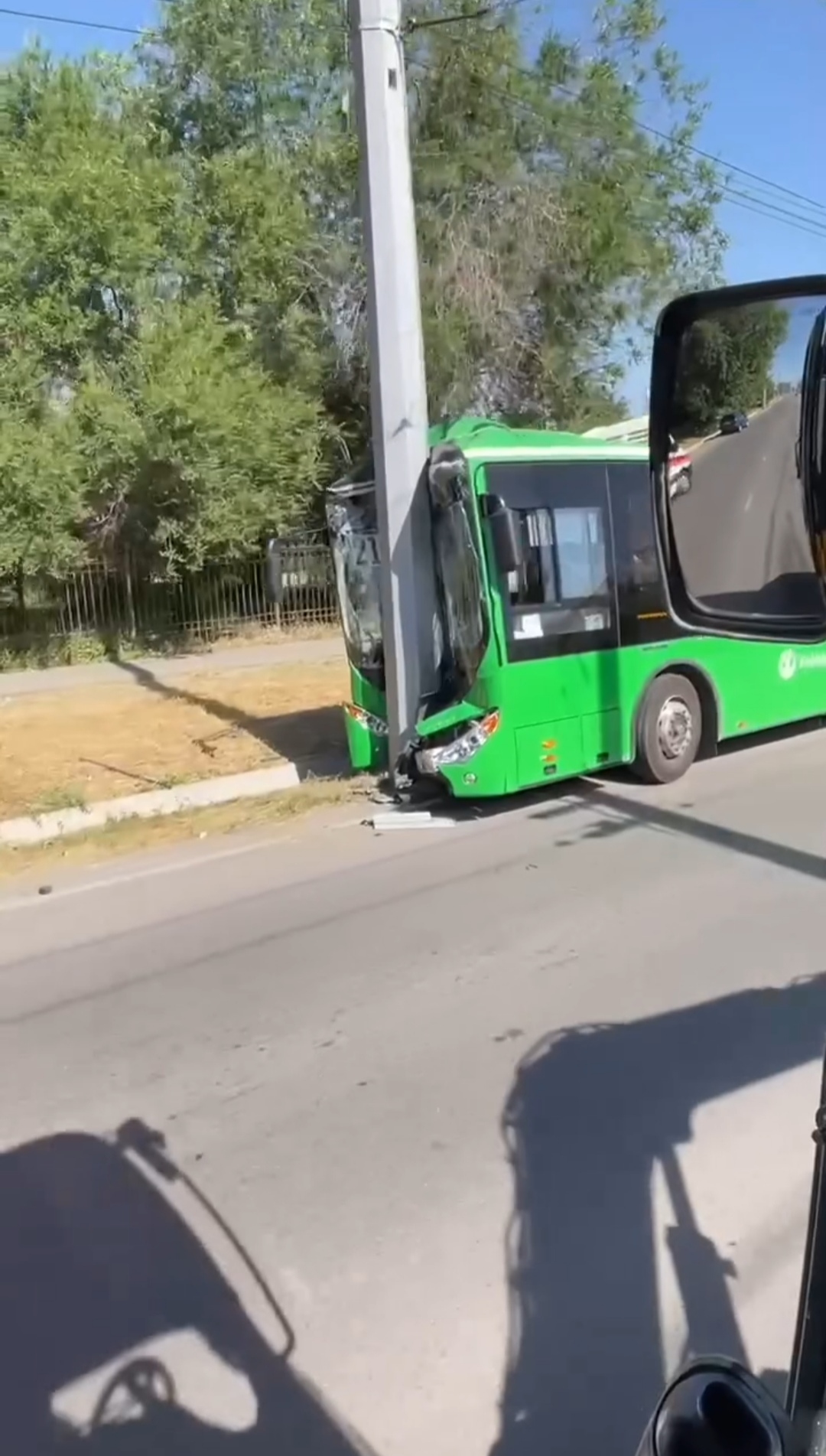 В Бишкеке автобус врезался в столб