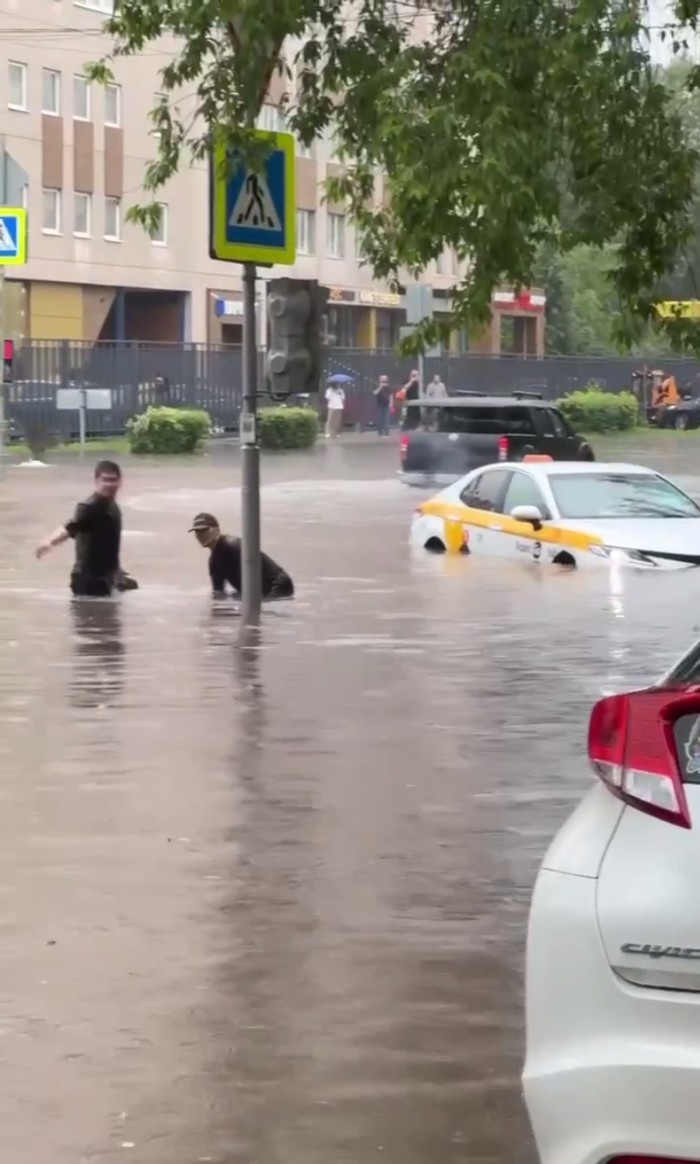 Утонувшие автобусы и затопленные улицы. Москву накрыл сильнейший ливень - |  24.KG