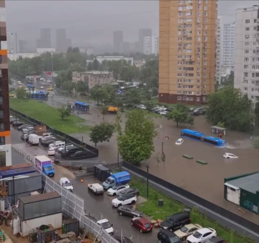 Утонувшие автобусы и затопленные улицы. Москву накрыл сильнейший ливень - |  24.KG