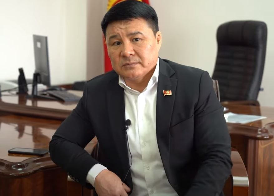Депутат Тазабек Икрамов добровольно сдал мандат