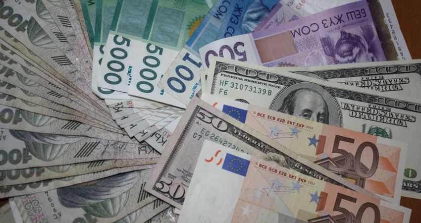 Доллар и евро продолжают дешеветь, рубль немного подорожал относительно сома