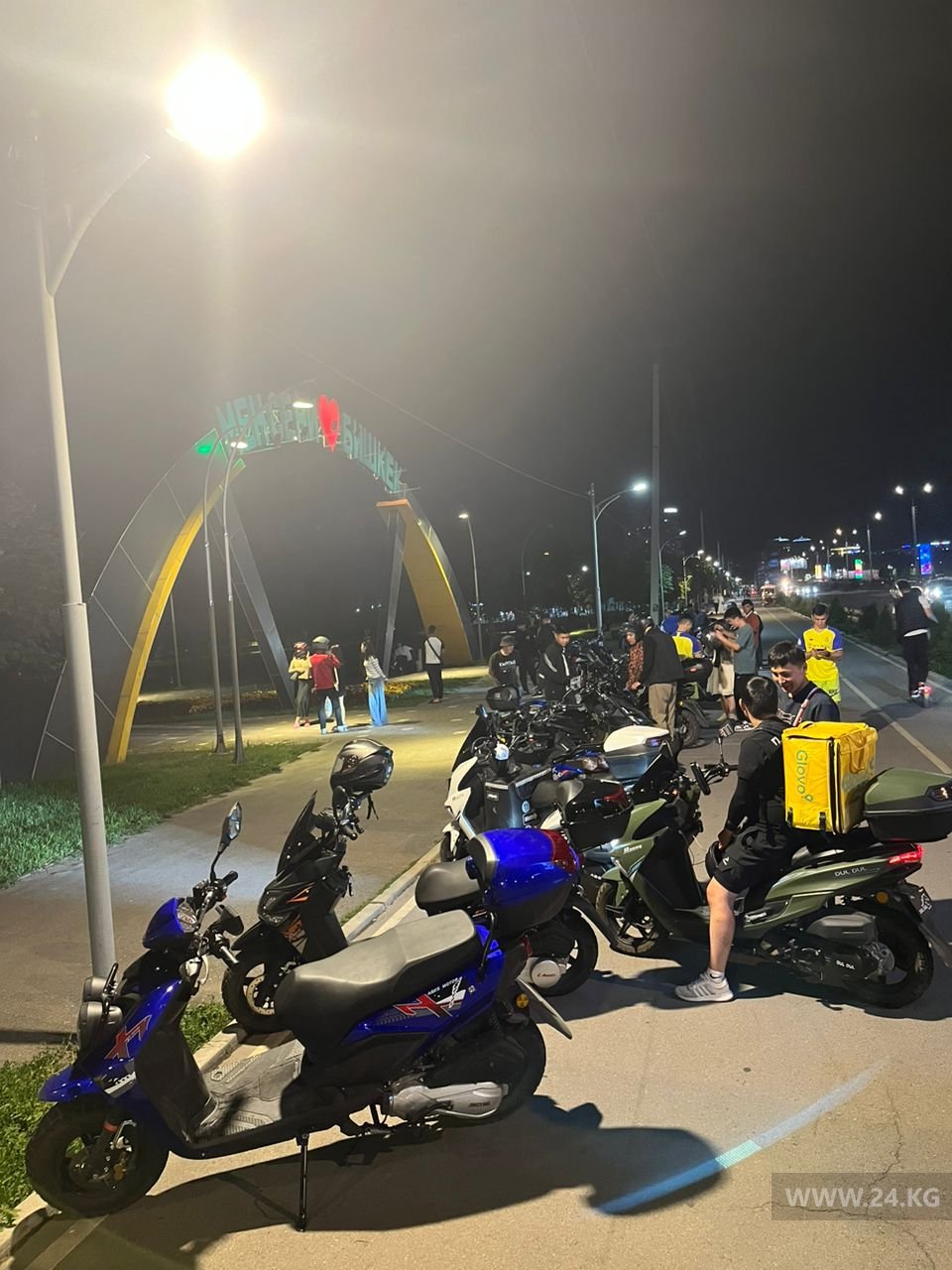 Опасно ходить. Бишкекчане жалуются на скутеры в парке 