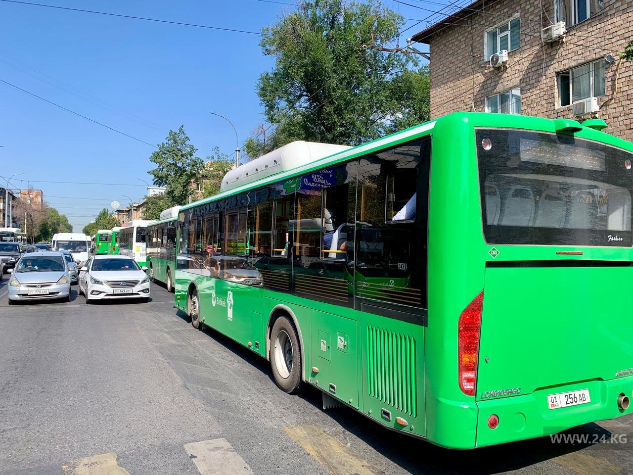 Ремонт дорог в Бишкеке. Около 20 автобусов встали в пробке на улице Киевской