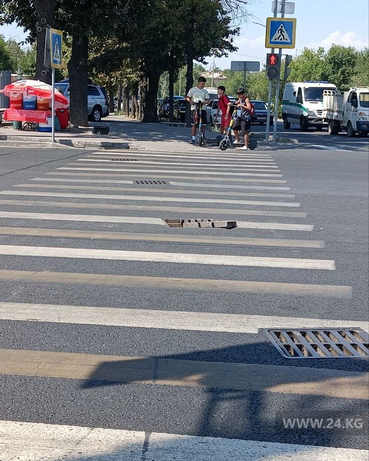 Ремонт дорог в Бишкеке. На улице Байтик Баатыра уже сломалась ливневая решетка