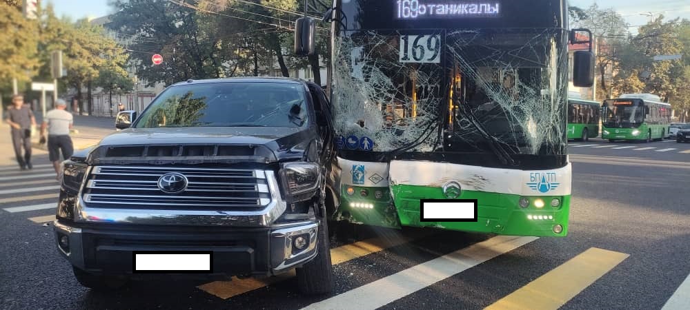 В Бишкеке автобус столкнулся с двумя машинами. Пострадали двое