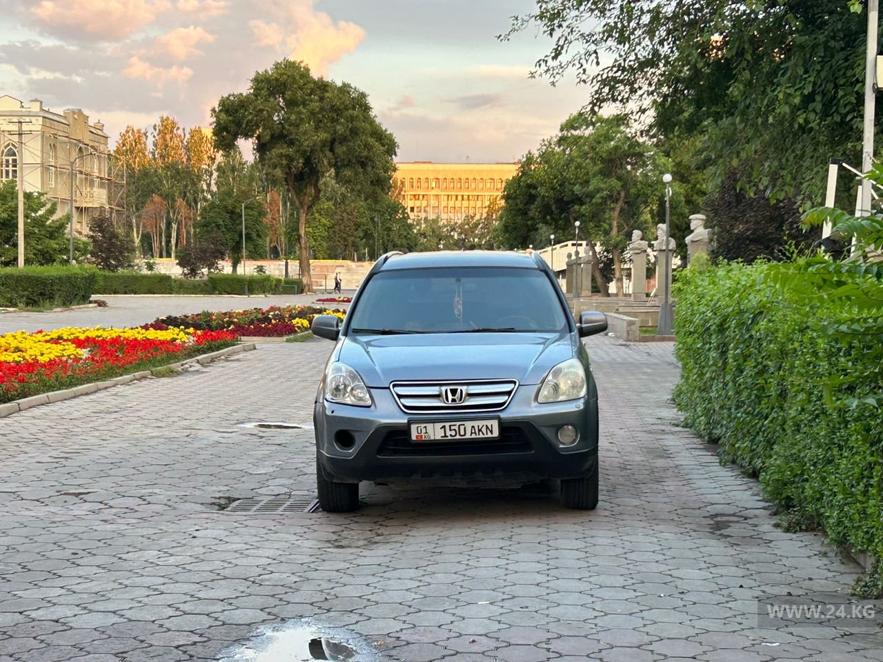 Чудаки парковки. В Дубовом парке Бишкека вновь ставят машины