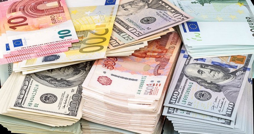 Доллар и евро продолжают дешеветь, рубль начал дорожать относительно сома