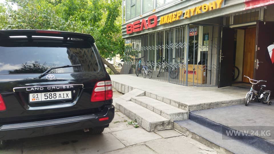 Чудаки парковки. Нарушители продолжают ездить по тротуарам Бишкека