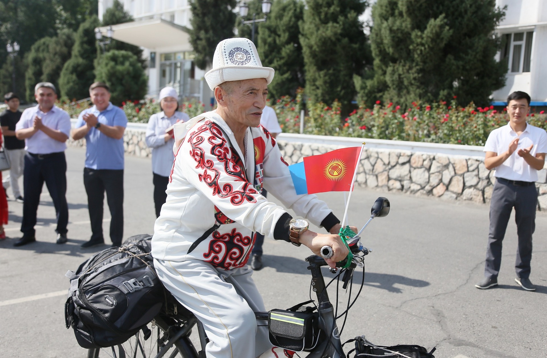 Пенсионер из Оша отправился на велосипеде в Астану на Игры кочевников