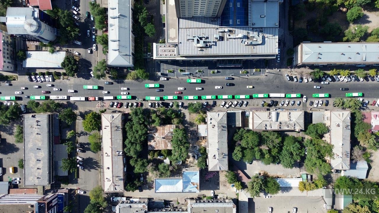 Фото дня. Автобусы в пробке на улице Киевской в Бишкеке с высоты птичьего полета