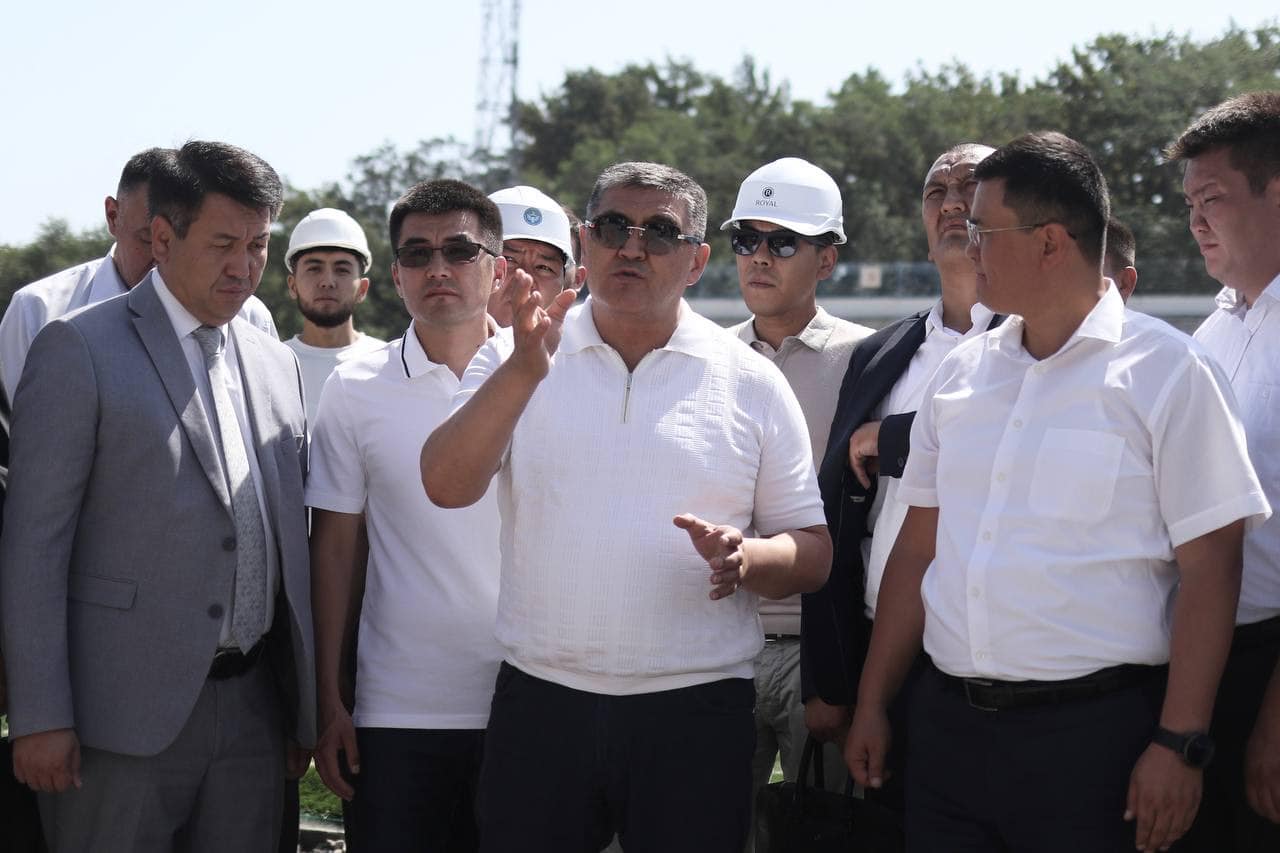 Камчыбек Ташиев проверил реконструкцию стадиона имени Долона Омурзакова