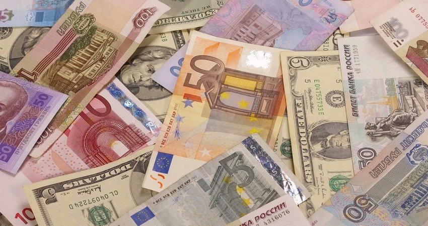 Доллар застыл на одном месте, евро продолжает падать, а рубль начал дорожать