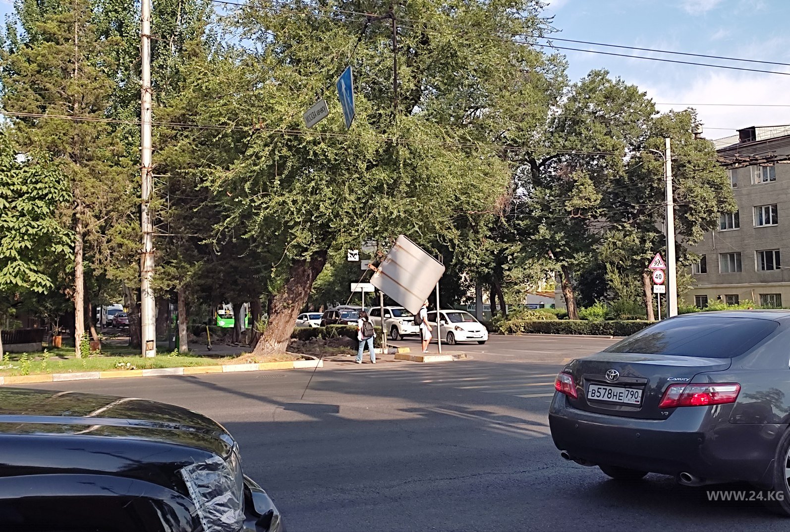 В Бишкеке на проспекте Манаса оборвался дорожный знак и мешает движению