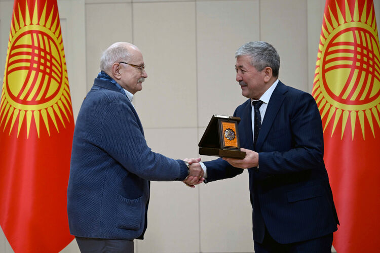 Adylbek Kasymaliev presents Nikita Mikhalkov with Dostuk Order