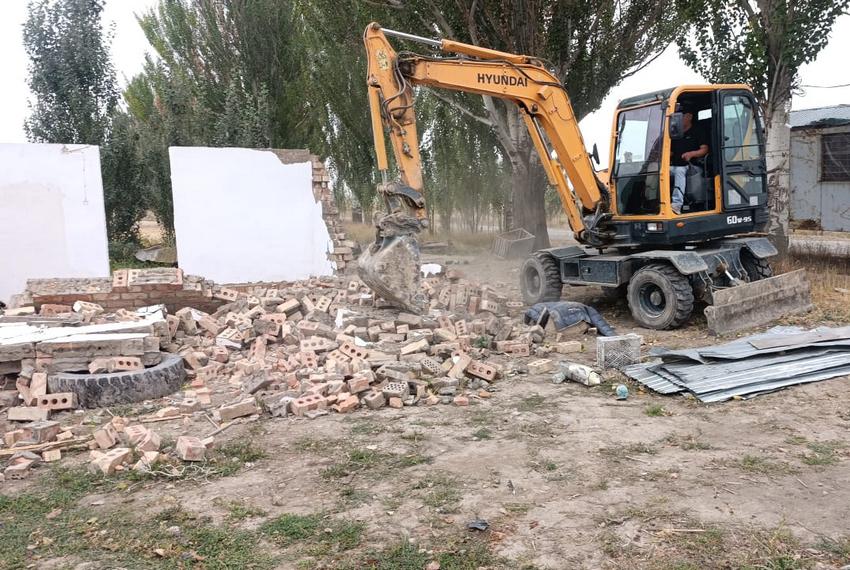 Незаконные постройки, мешающие расширению дорог, сносят в&nbsp;городе&nbsp;Ош