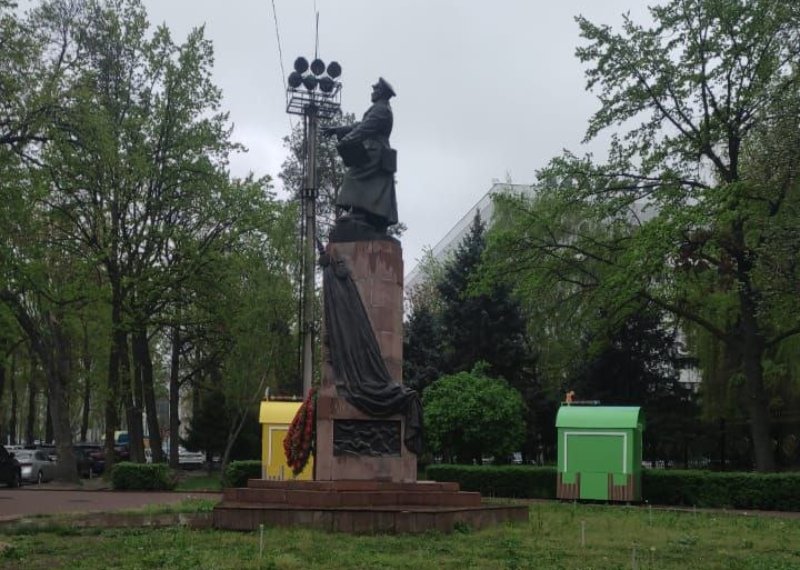 Покрасили, но&nbsp;не&nbsp;убрали. Ларьки у&nbsp;памятника Панфилову в&nbsp;Бишкеке вновь появились