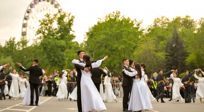 Бишкек бийлиги шаар тургундарды жана коноктору вальс кечесине чакырат