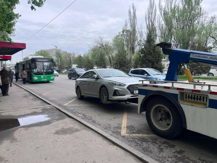 Бишкекте рейд: Үч&nbsp;саатта туура эмес токтотулган 37&nbsp;унаа алынып кетти