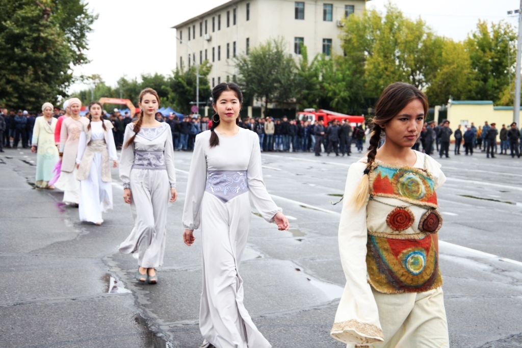 Ош девочка. Девушки Киргизии Ош. Население города Ош. Женские одежды город Ош.