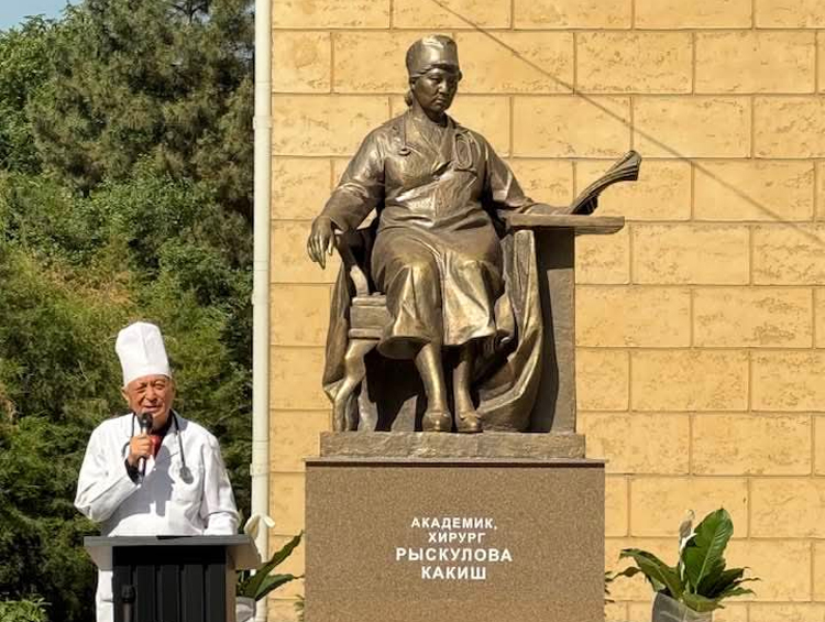 Памятник хирургу Какиш Рыскуловой открыли в&nbsp;Бишкеке