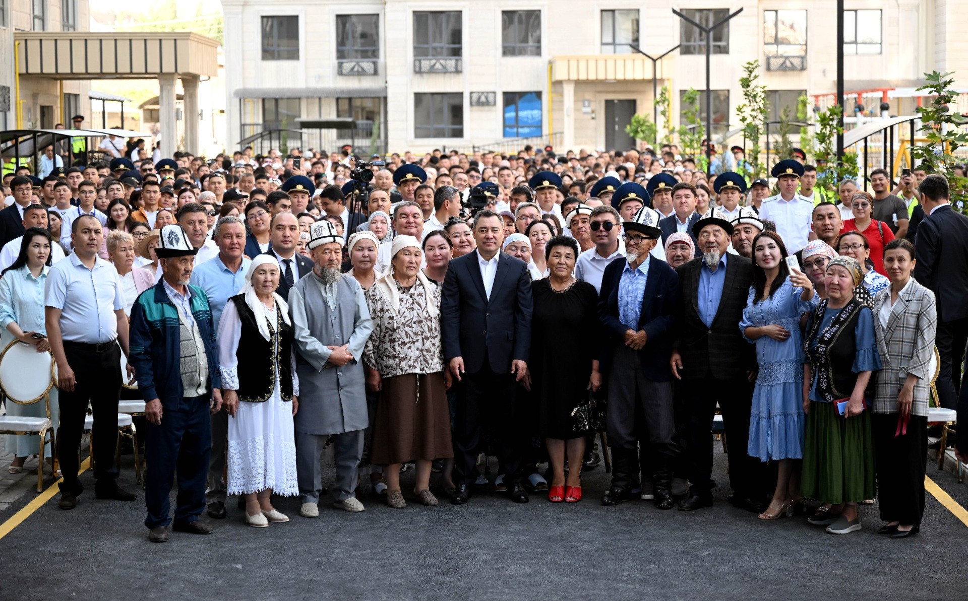 Президент Садыр Жапаров открыл жилой комплекс «Асман Резиден