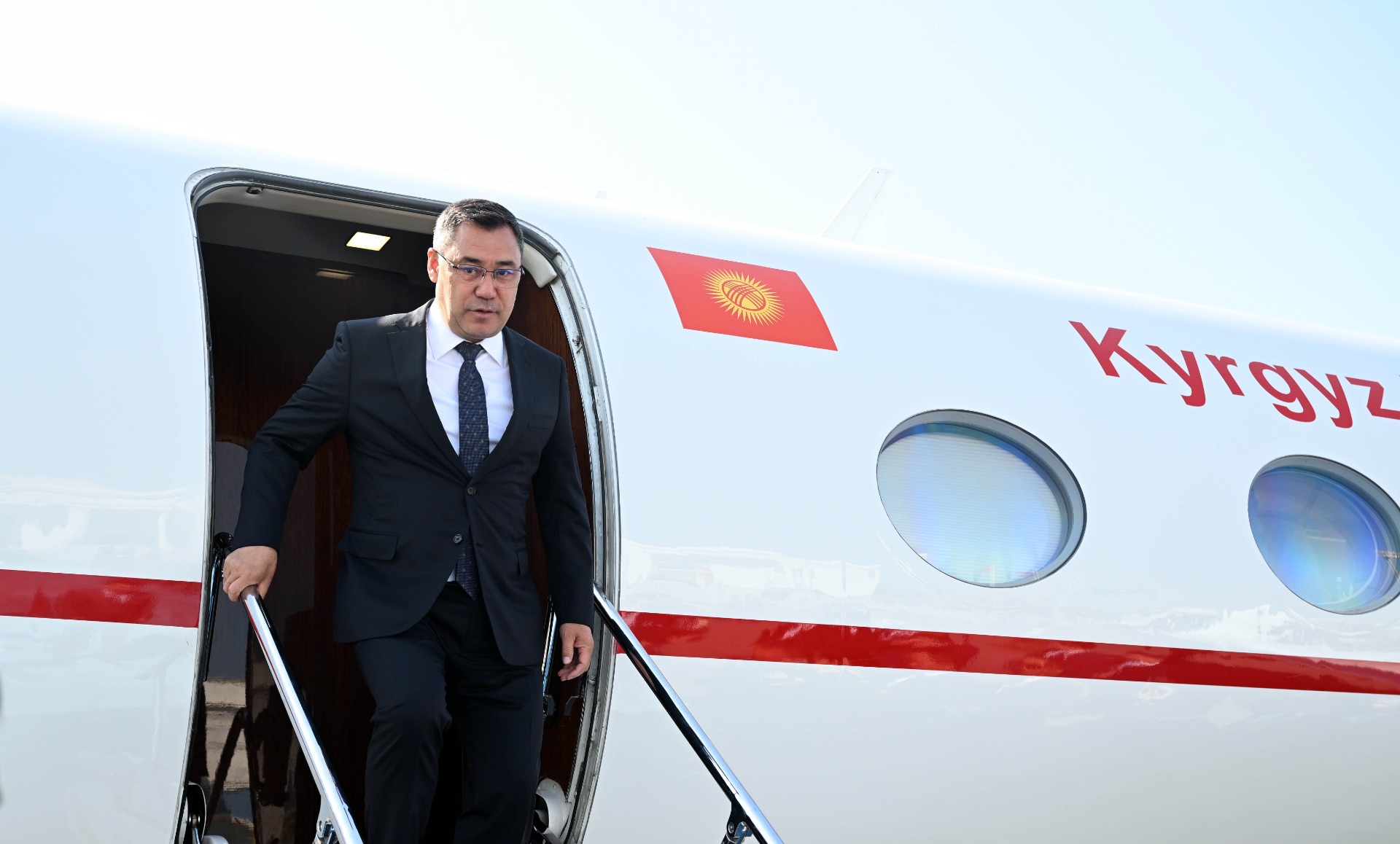 Новый закон запретил первым лицам одновременно покидать Кырг