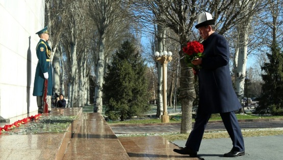 Сооронбай Жээнбеков почтил память погибших в аксыйских событиях 
