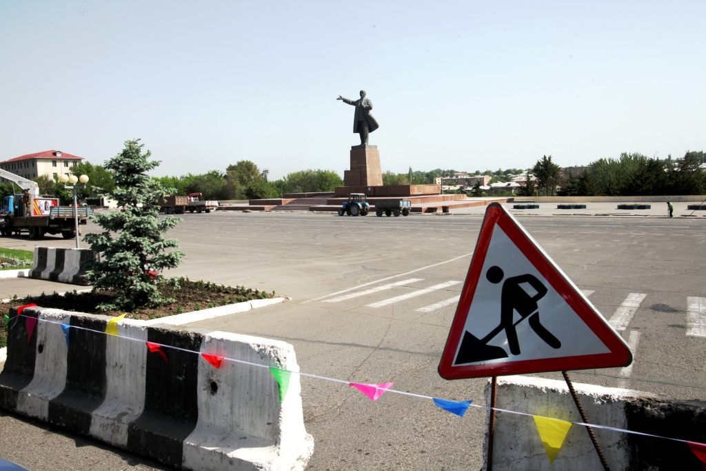 Санкт петербург город ош. Оша Киргизия Центральная площадь. Дорожное движение город Ош. Город Ош дорожный знак. Город Ош в рамке.