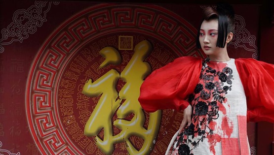 Красочное шоу от китайских дизайнеров в пекинском дворце Гунванфу
