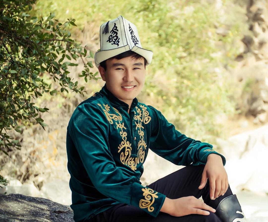 Горячие киргизы. Киргизские люди. Кыргызские мужчины. Кыргызский мальчик. Киргизская Национальная одежда мужская.