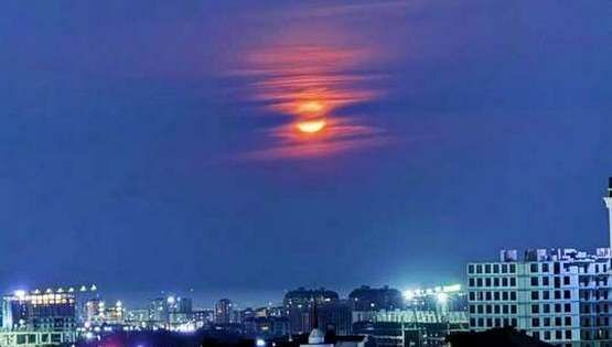 Пик Корона и&nbsp;луна над Бишкеком. Фото и&nbsp;видео читателей 24.kg
