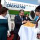 Фото Султана Досалиева. Встречали президента Узбекистана с супругой традиционными боорсоками
